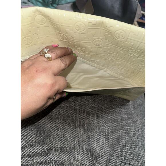 Tory Burch Cream Patent Leather Large Envelope Clutch Embossed TB Logo - Picture 6 of 9